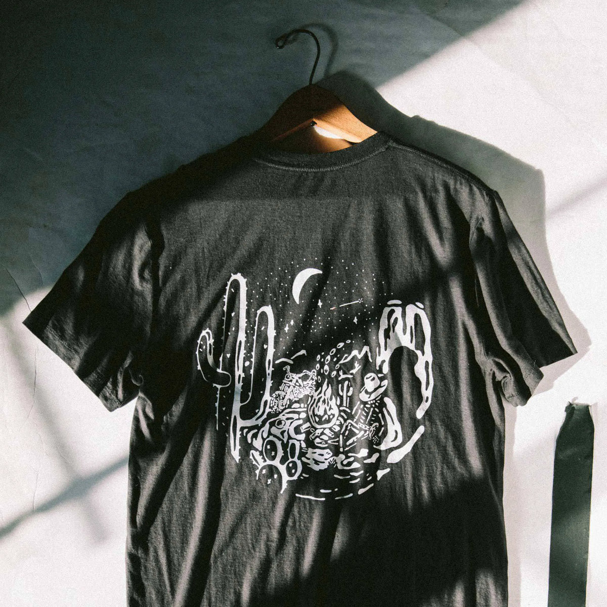 The Cotton Hemp Tee in Charcoal Open Road