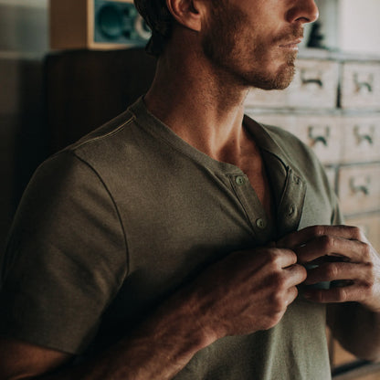 The Short Sleeve Heavy Bag Henley in Washed Olive